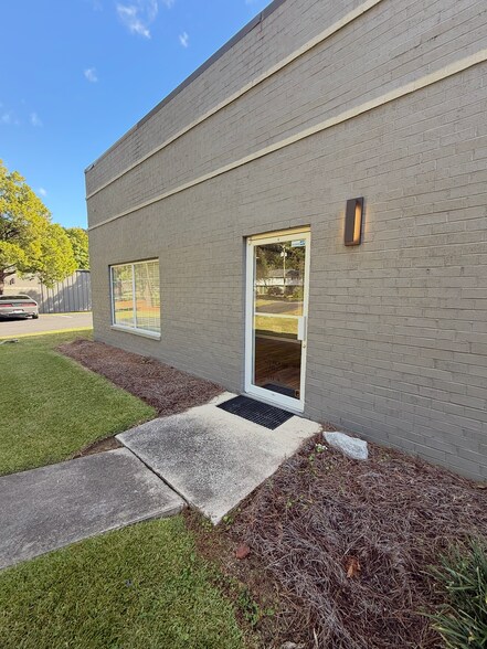 More Photos Of 1235 Boone Hill Rd, Summerville Flex For Lease