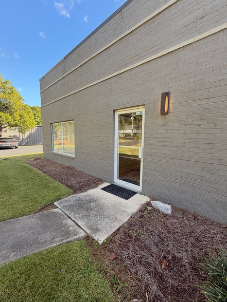 More Photos Of 1235 Boone Hill Rd, Summerville Flex For Lease