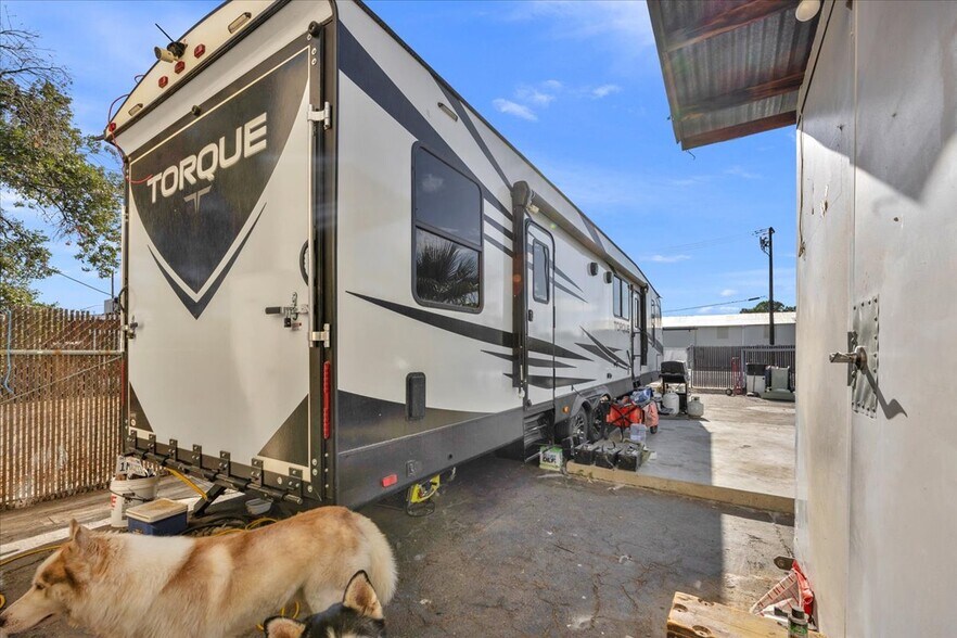 More Photos Of 100 1st St, Coalinga Radio TVTransmission Facilities For Sale