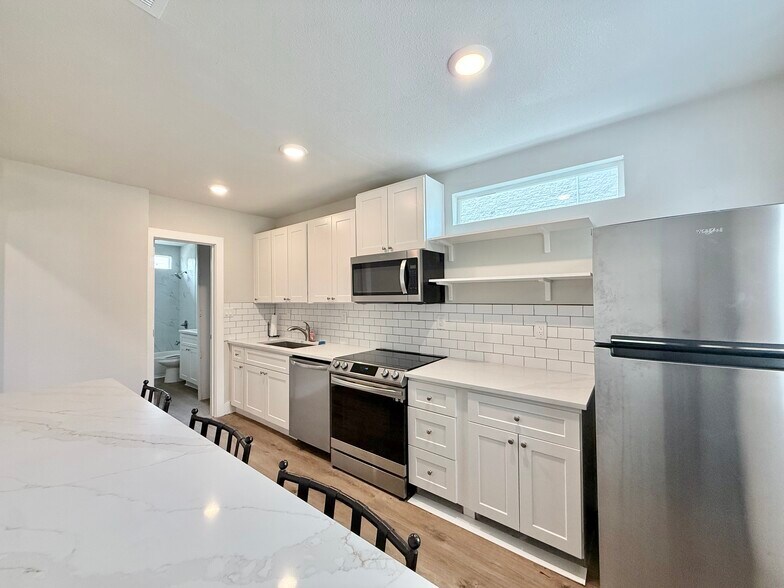 More Photos Of 300 Carmel Creekside Dr, Hutto Warehouse For Sale