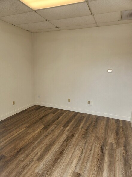 More Photos Of 908 N Twin Creek Dr, Killeen Warehouse For Lease