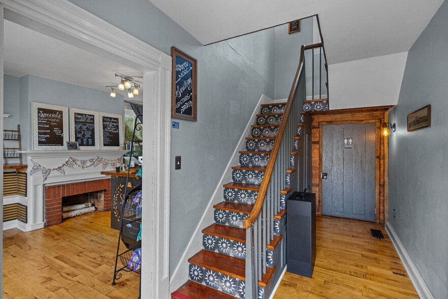 More Photos Of 318 N Main St, Bridgewater Freestanding For Sale