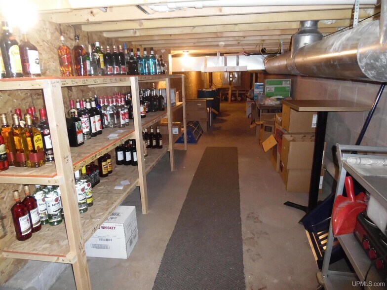 More Photos Of 31 Trimountain Ave, South Range Bar For Sale