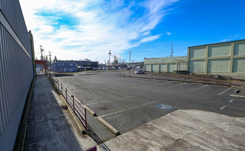 More Photos Of 299 D St NE, Salem Supermarket For Lease