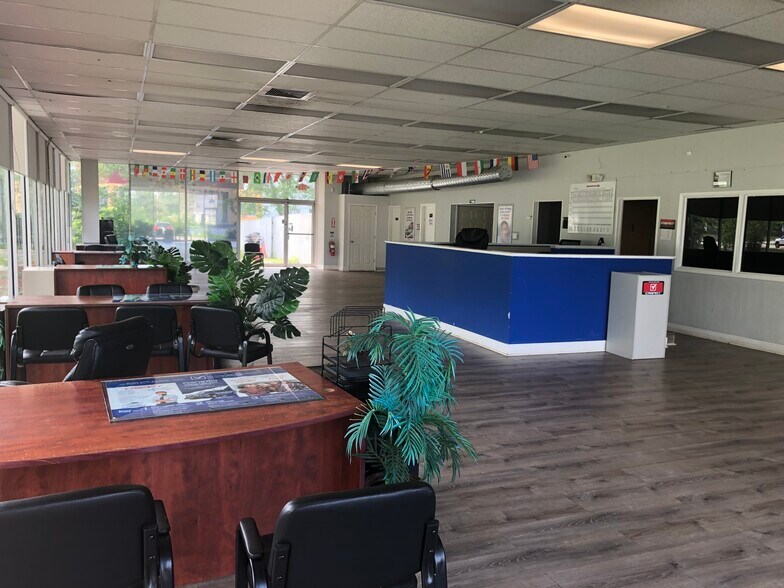 More Photos Of 1542 E New York St, Aurora Freestanding For Lease