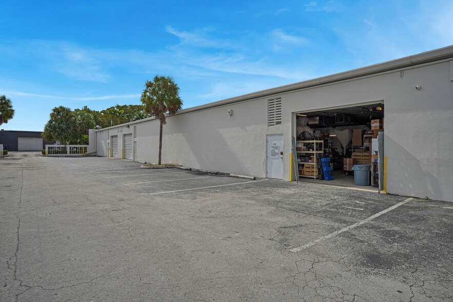 More Photos Of 8111-8119 NW 33rd St, Miami Warehouse For Sale