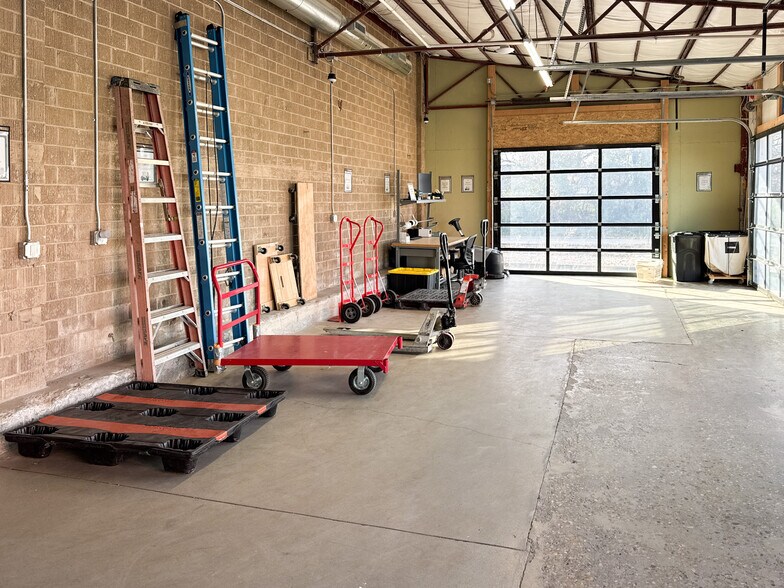 More Photos Of 600 S 1st St, Rogers Warehouse For Lease