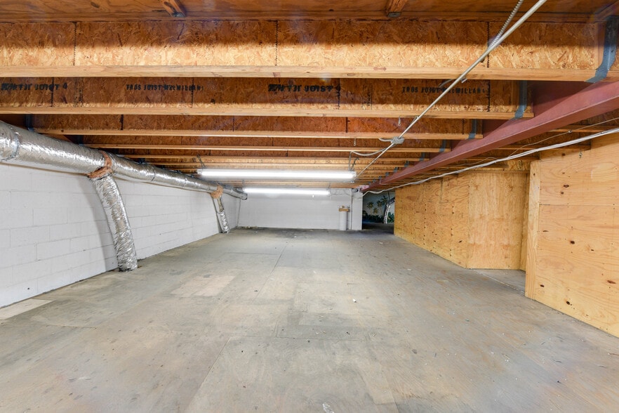More Photos Of 14332 Oxnard St, Van Nuys Warehouse For Lease
