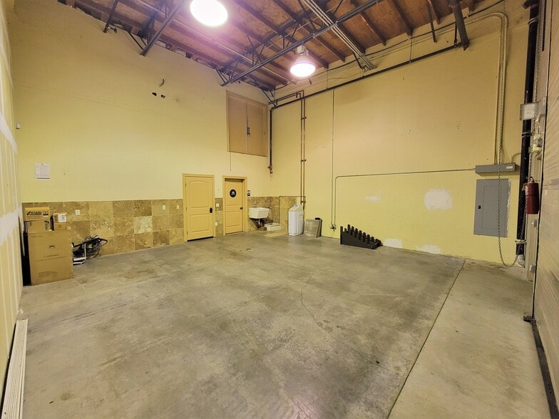 More Photos Of 7500 Arroyo Cir, Gilroy Light Distribution For Sale