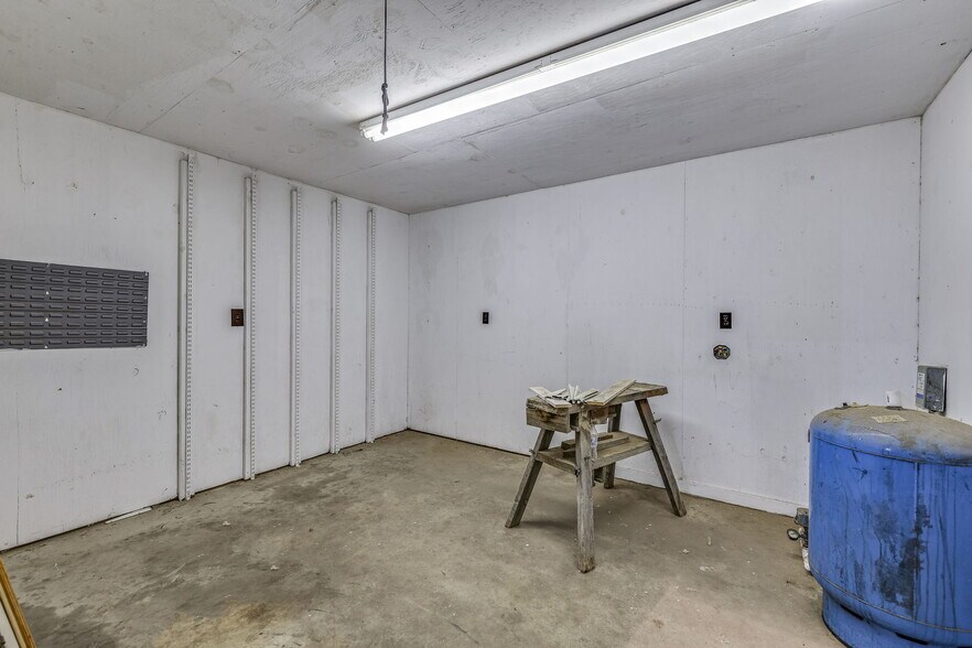 More Photos Of 2684 W US Highway 290, Fredericksburg Warehouse For Sale