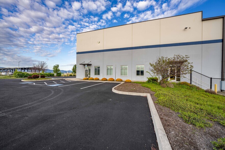 More Photos Of 4689 Industry Dr, Medford Distribution For Lease