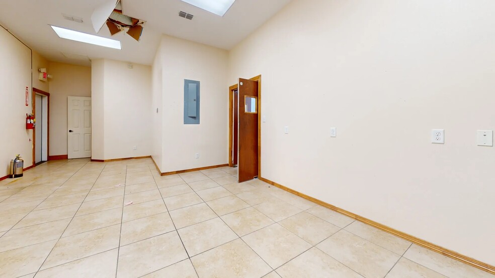 More Photos Of 500-504 E 9th St, Mission Office For Lease