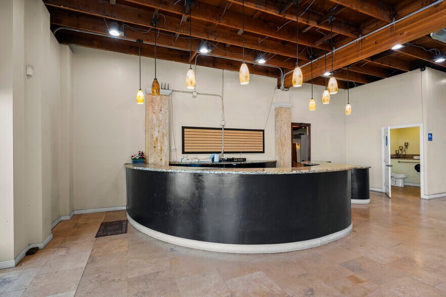 More Photos Of 7865 Balboa Ave, San Diego Freestanding For Lease