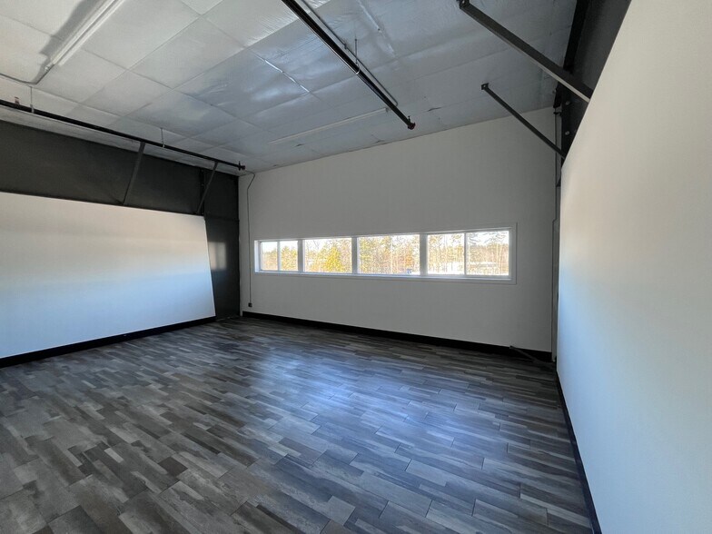 More Photos Of 106 Ledge Rd, Seabrook Warehouse For Lease