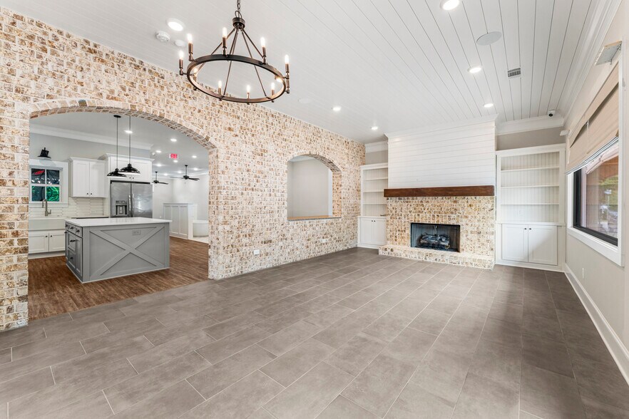 More Photos Of 102 S College St, Hamilton Flex For Sale