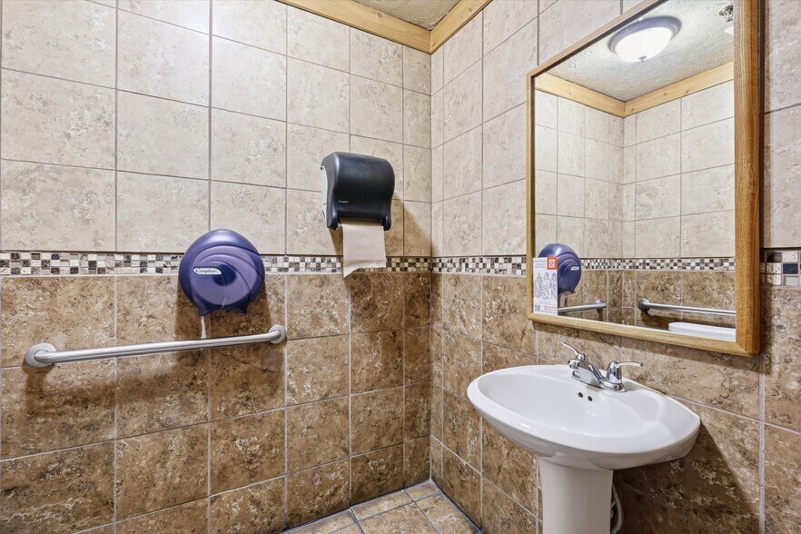 More Photos Of 2107 Velp Ave, Green Bay Freestanding For Sale