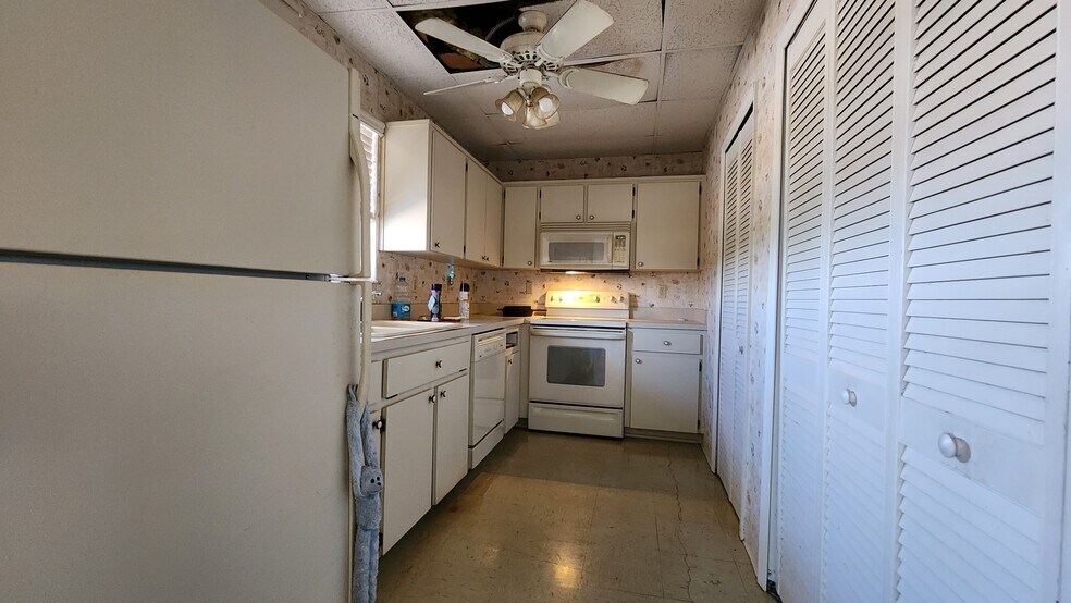 More Photos Of 1108 Commercial Way, Spring Hill Freestanding For Lease