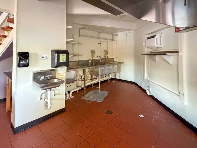 More Photos Of 1247 Ben Sawyer Blvd, Mount Pleasant Freestanding For Sale