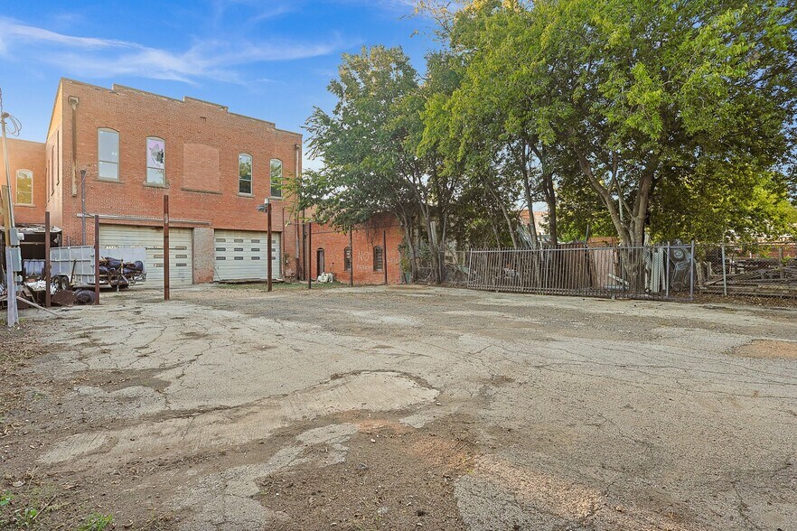 More Photos Of 125 S Waco St, Hillsboro Office For Lease