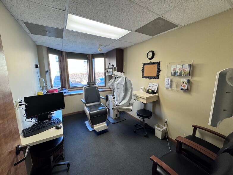 More Photos Of 1100 N Tokeka St, Wichita Office For Sale