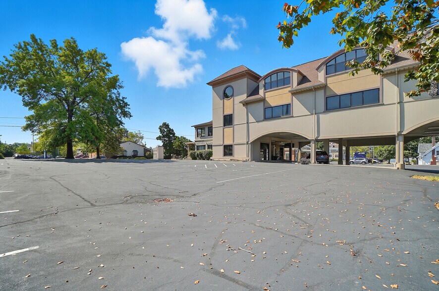 More Photos Of 916-920 W Market St, Lima Medical For Sale