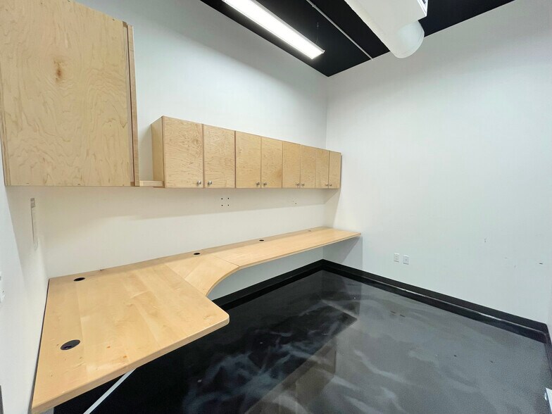 More Photos Of 1110 Pine Ridge Rd, Naples Office For Lease