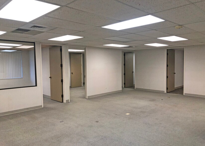 More Photos Of 28525-28545 Orchard Lake Rd, Farmington Hills Office For Sale