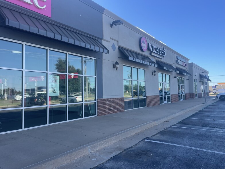 More Photos Of 1769-1779 Garth Brooks Blvd, Yukon Freestanding For Lease