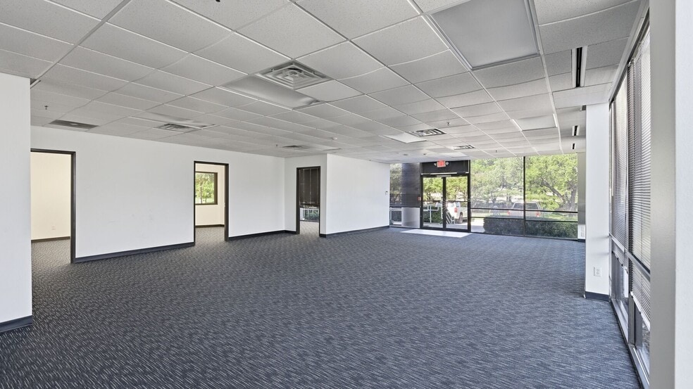 More Photos Of 13755-13775 Benchmark Dr, Farmers Branch Warehouse For Lease