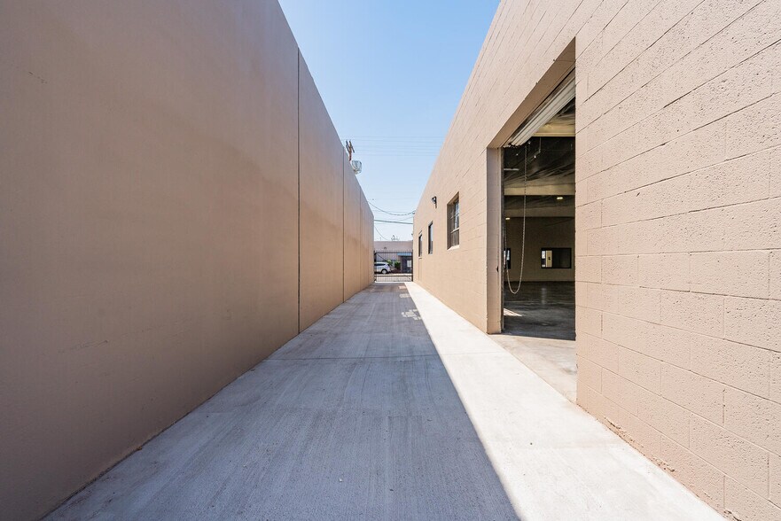 More Photos Of 13755-13761 Saticoy St, Panorama City Warehouse For Lease
