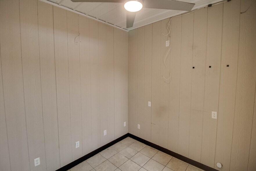 More Photos Of 406 W Carpenter St, Jerseyville Flex For Sale