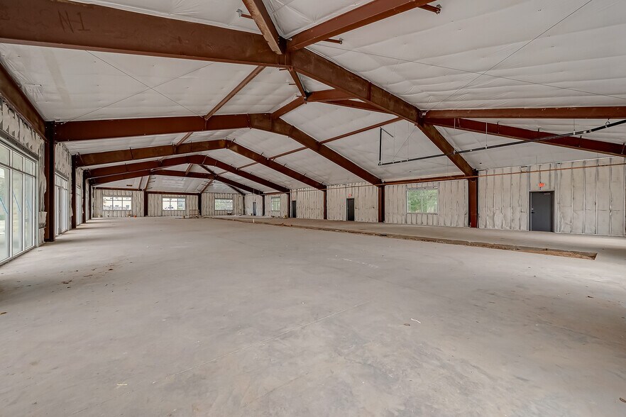 More Photos Of 910 East Ave, Katy Showroom For Lease