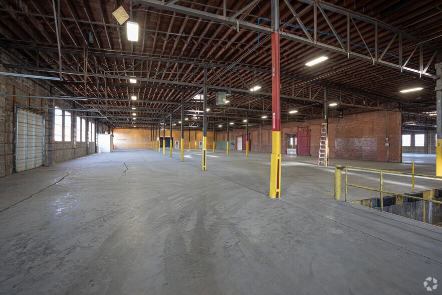 More Photos Of 88-92 Sunshine Rd, Kansas City Distribution For Lease