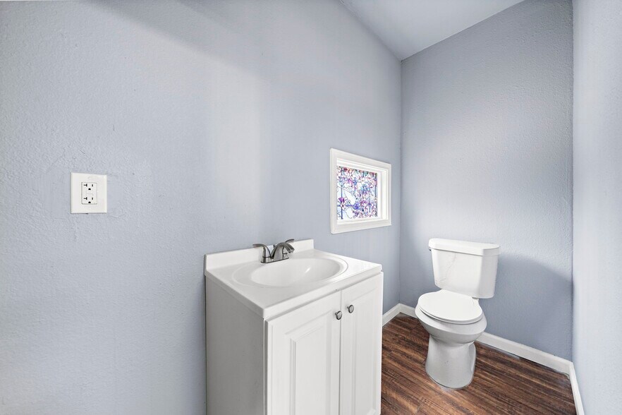 More Photos Of 120 N Bryan St, Houston Warehouse For Lease