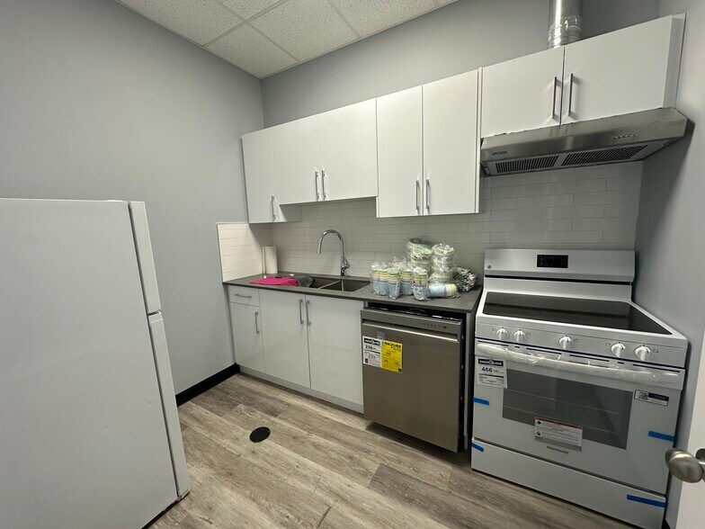 More Photos Of 220 Mistatim Rd NW, Edmonton General Retail For Sale