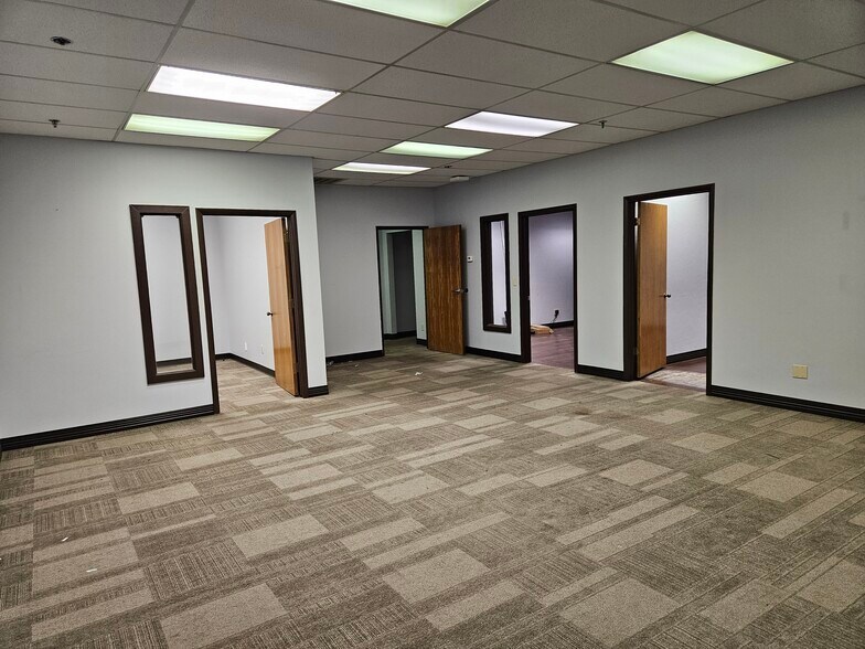 More Photos Of 4116-4118 Will Rogers Pky, Oklahoma City Distribution For Lease