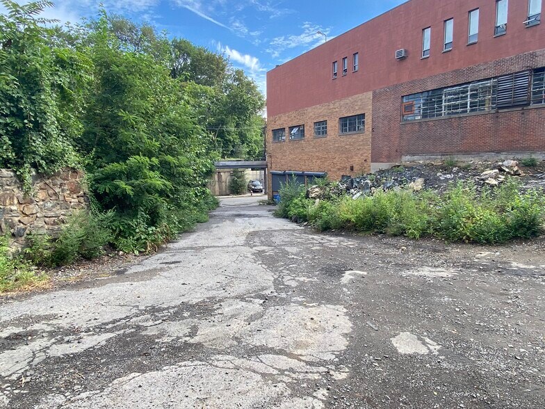 More Photos Of 144 E Kingsbridge Rd, Mount Vernon Warehouse For Lease