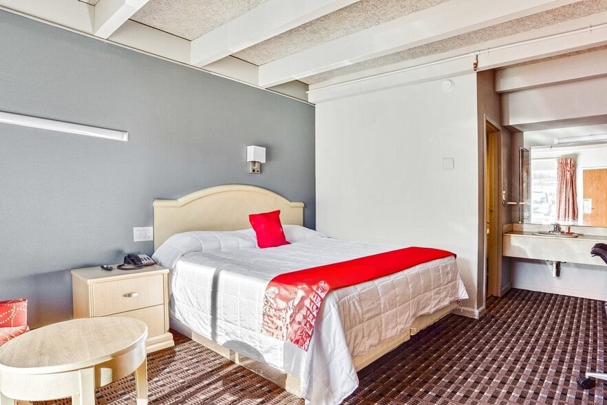 More Photos Of 5301 N Lincoln Blvd, Oklahoma City Hotel For Sale