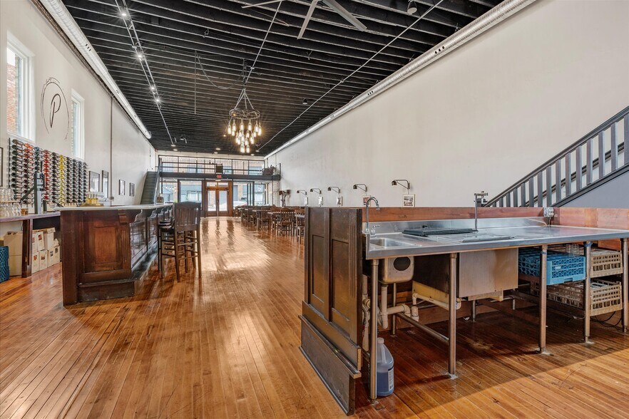 More Photos Of 415 S Thompson Ave, Excelsior Springs Bar For Sale