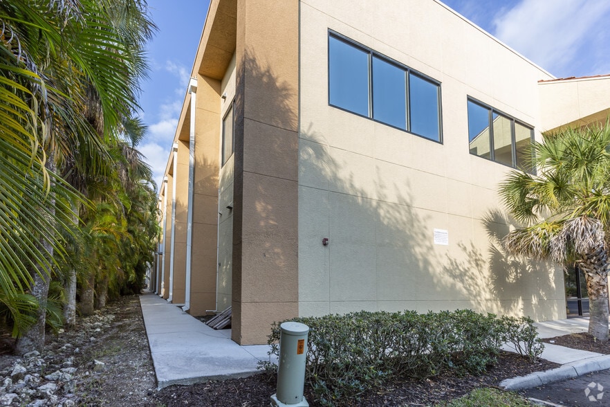 More Photos Of 15205-15245 Collier Blvd, Naples Unknown For Lease