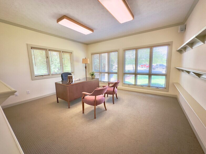More Photos Of 1251 Club Dr, Bishop Office For Sale