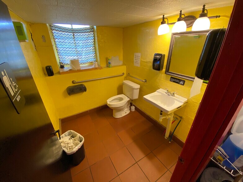 More Photos Of 121 S Henderson St, Rusk Restaurant For Sale