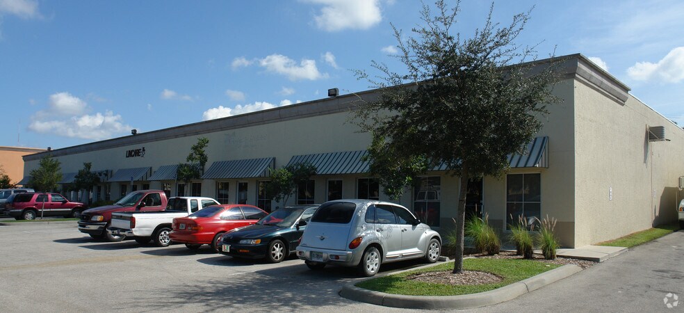 More Photos Of 1076 Business Ln, Naples Showroom For Sale