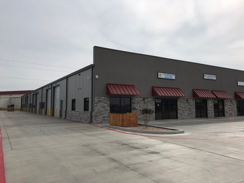 Primary Photo Of 1904 W Iola St, Broken Arrow Warehouse For Lease