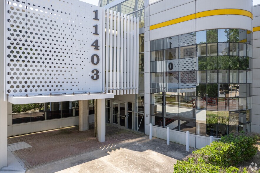 More Photos Of 11403 Compaq Center West Dr, Houston Research And Development For Lease