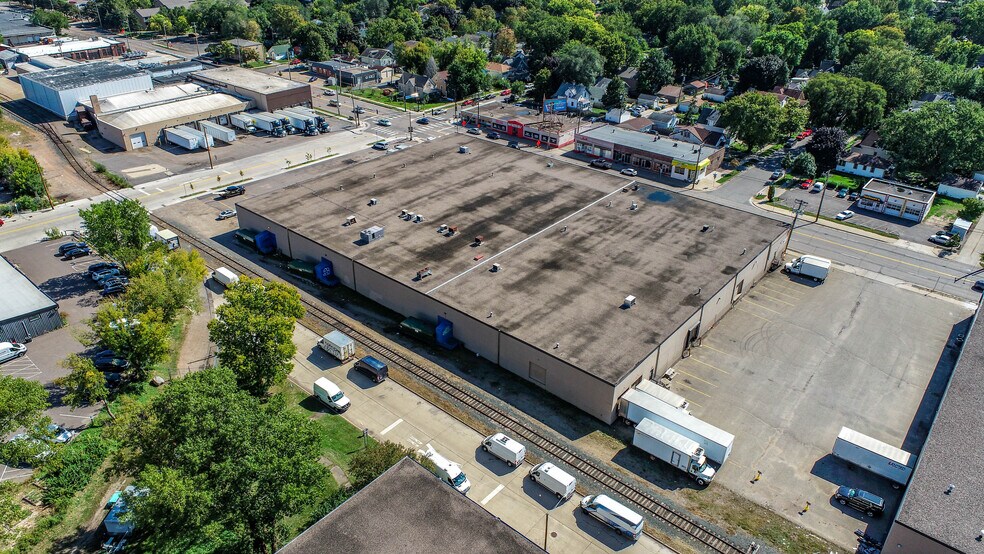 More Photos Of 2323-2409 E Hennepin Ave, Minneapolis Warehouse For Sale