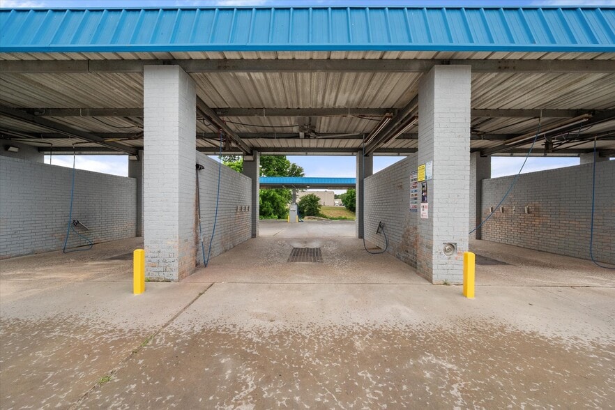 More Photos Of 223 Oaklawn Ave, Corsicana Carwash For Sale