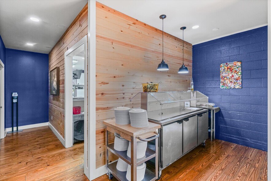 More Photos Of 125 S Market St, Paxton Specialty For Sale