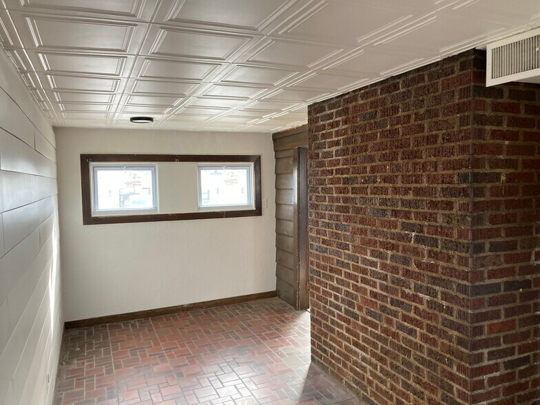 More Photos Of 220 W 80th Ter, Kansas City Storefront Retail Office For Sale