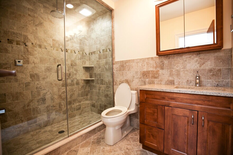 More Photos Of 266 Main St, Huntington Storefront For Lease